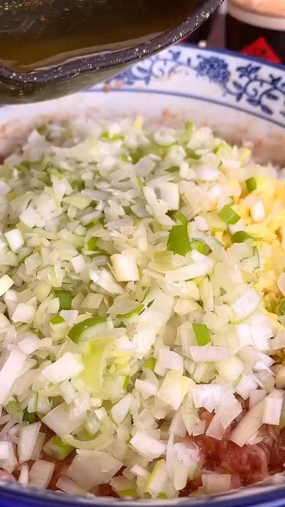 #美食#学会这个方法和出的饺子馅老香了，鲜嫩多汁，
