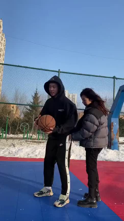 男子打篮球裤子不小心被扒掉了结果里面竟然穿着这个