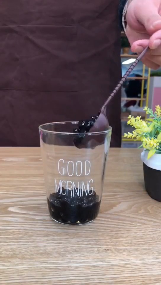 300毫升牛奶加红茶10克加热沸腾过滤茶叶三勺黑珍珠加入奶茶