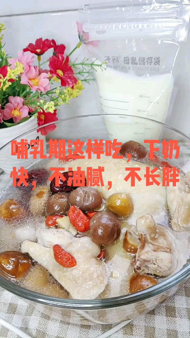 红枣板栗炖鸡汤: 公鸡半只、板栗150克、黄芪5克、桂圆6颗、红枣8颗、生姜2片
