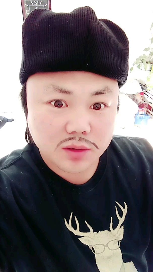 上联:肉包子打狗。下联:小绵羊追狼。求横批～关注全民小视频关注全民对联王～