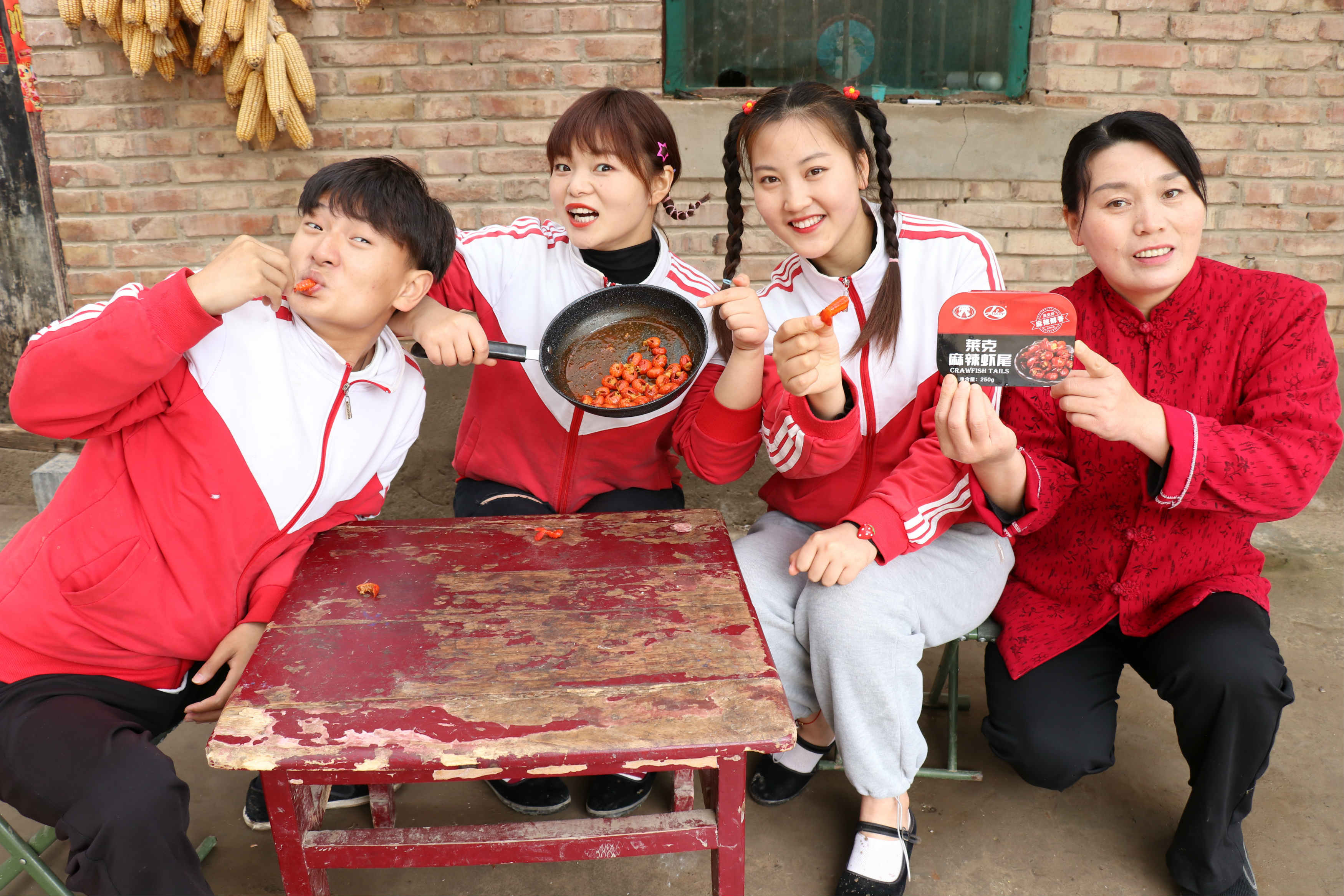 短剧:妈妈给大家做了麻辣虾尾,没想冬冬馋的虾皮都想吃!