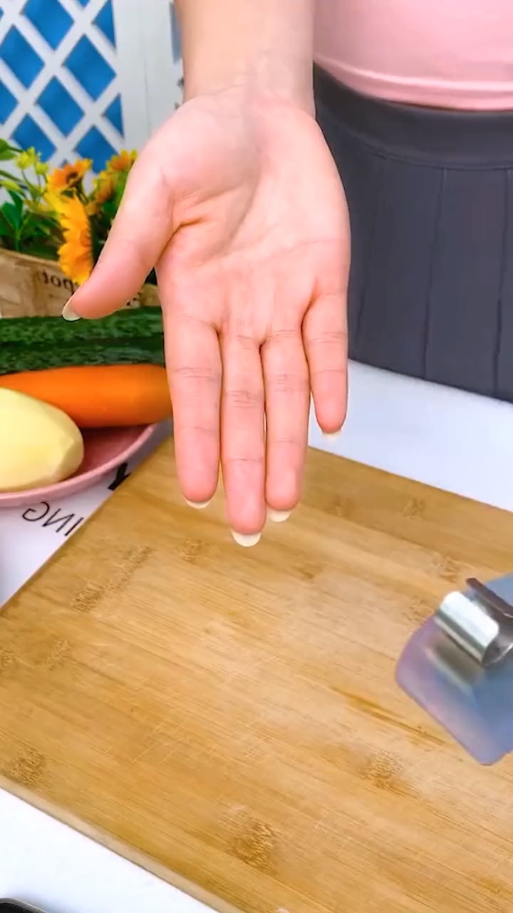 #好物推荐#这款不锈钢护指神器,大小可调节,以后切菜不用担心切掉手啦#好物推荐 #好物分享