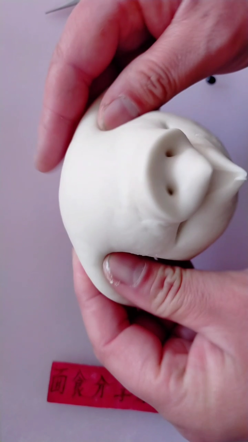 #一点一点学面食#用手一捏小猪头成了
