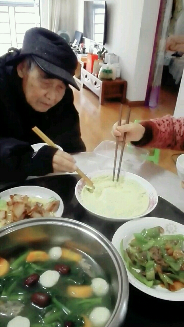 实在是蒸不出水嫩样~~鸡蛋下面藏有爸妈喜欢的葡萄干