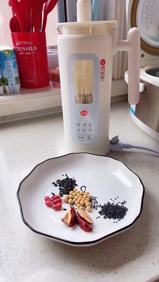 豆浆这样喝,健脑又补钙,每周喝三次,营养健康,这个豆浆机真的太好用了,多种功能不说又超静音
