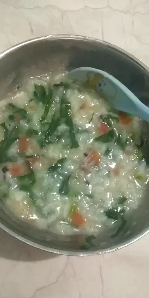 给女儿做的骨头香菇胡萝卜青菜粥,很喜欢吃
