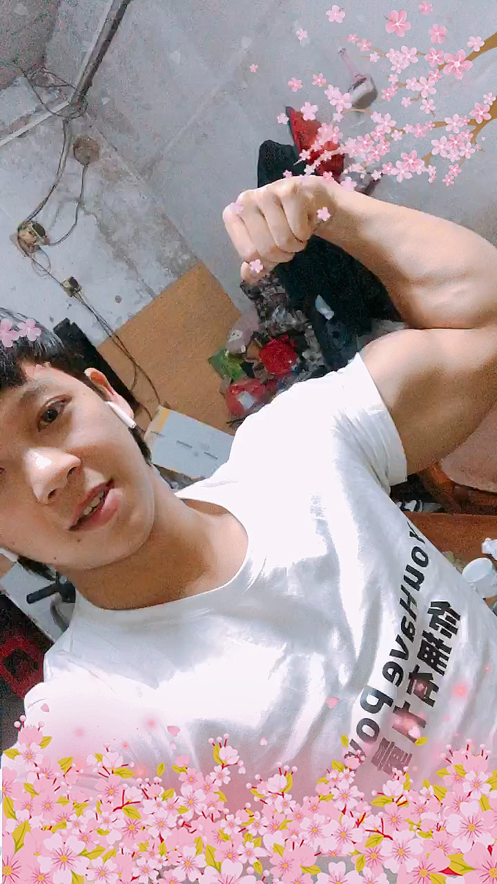 90后的肌肉男!这就是二头肌～
