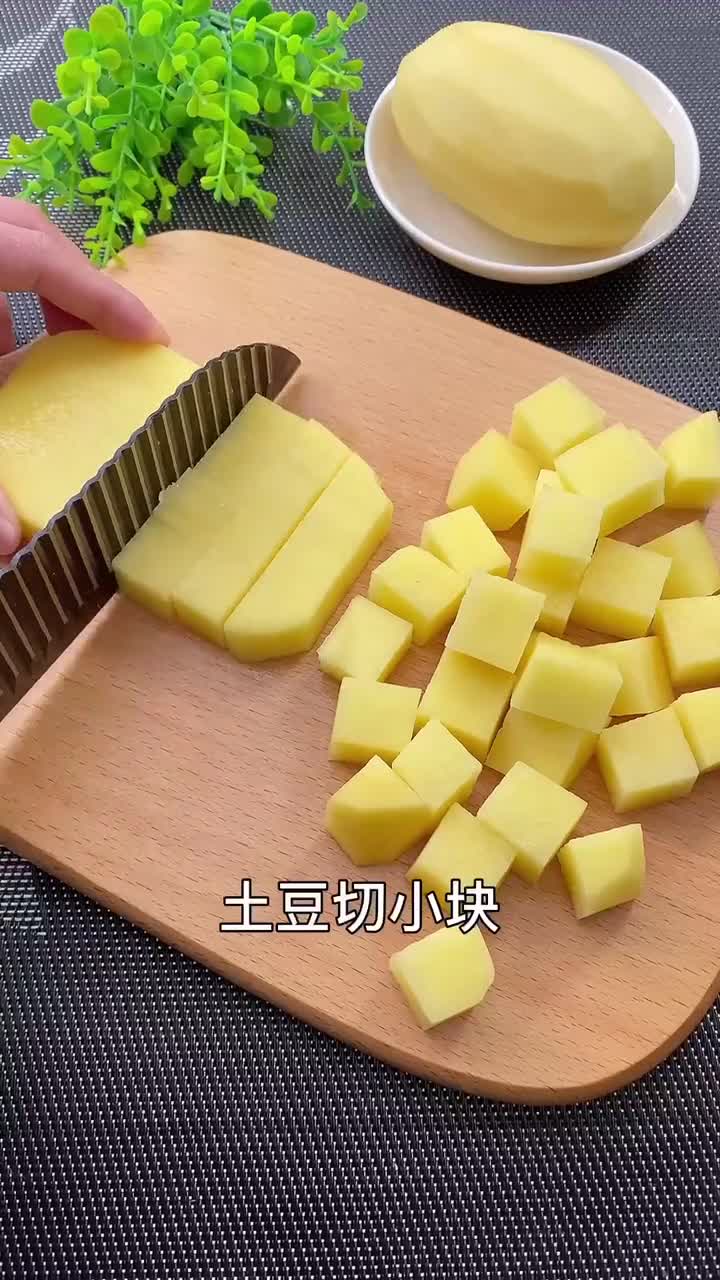 零失败的香辣过瘾土豆火腿块,味道秒杀路边摊~