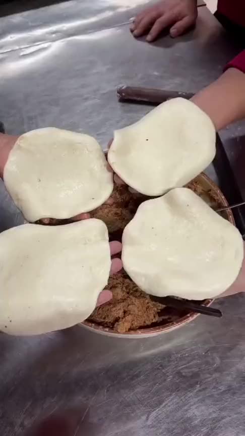 原来饭店是这样包包子的,后厨看到这画面,内容过于真实