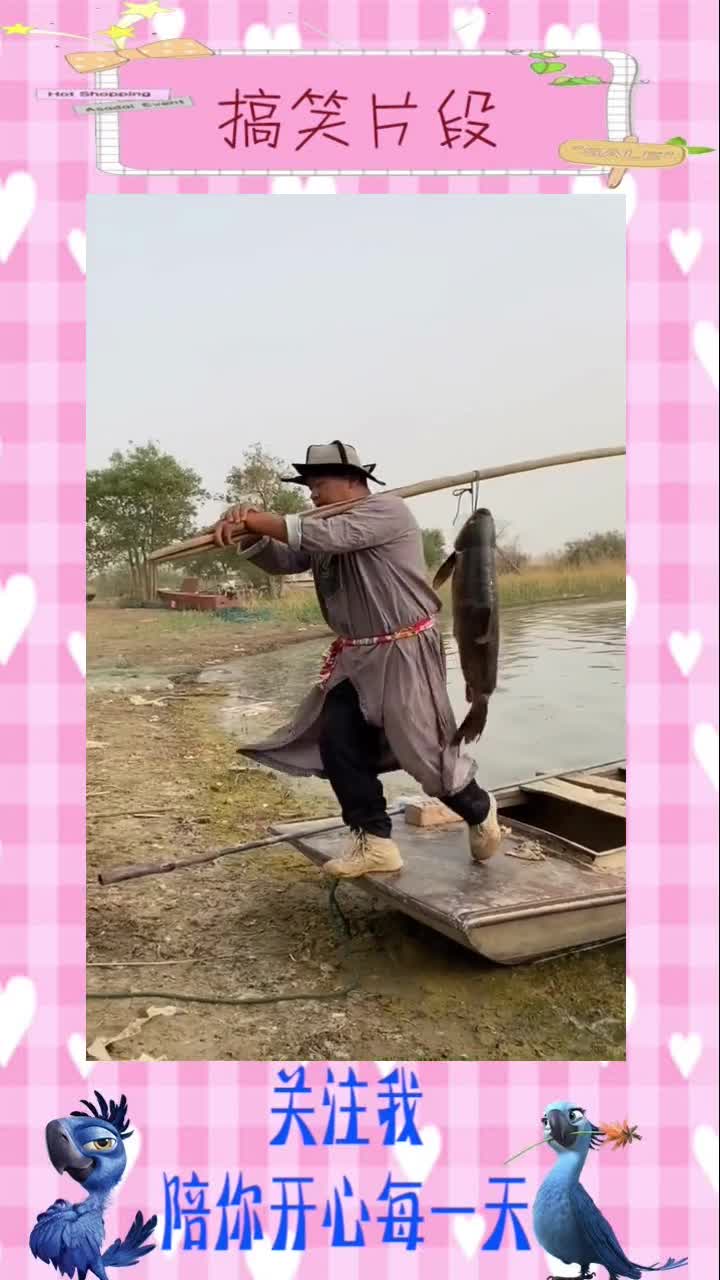 罗布湖的红柳烤鱼,你们知道这个大哥最后的手势是什么意思吗,搞笑视频