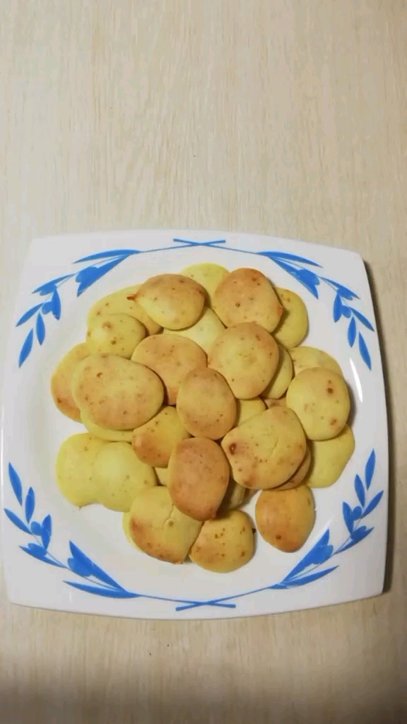 #秀出你的拿手菜#蛋黄西饼做法哦～关注我关注全民小视频