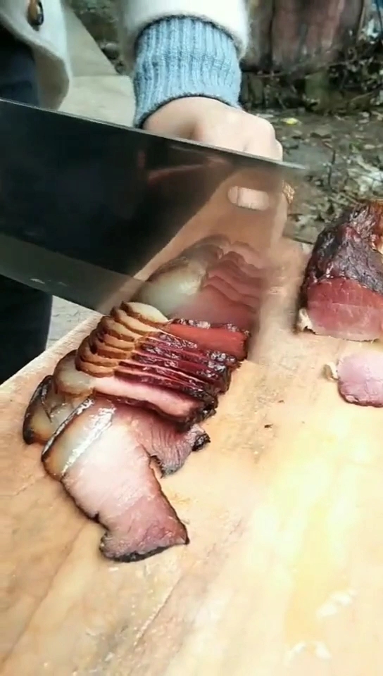 农家传统二刀老腊肉看这个切片怎么样,摆盘怎么样