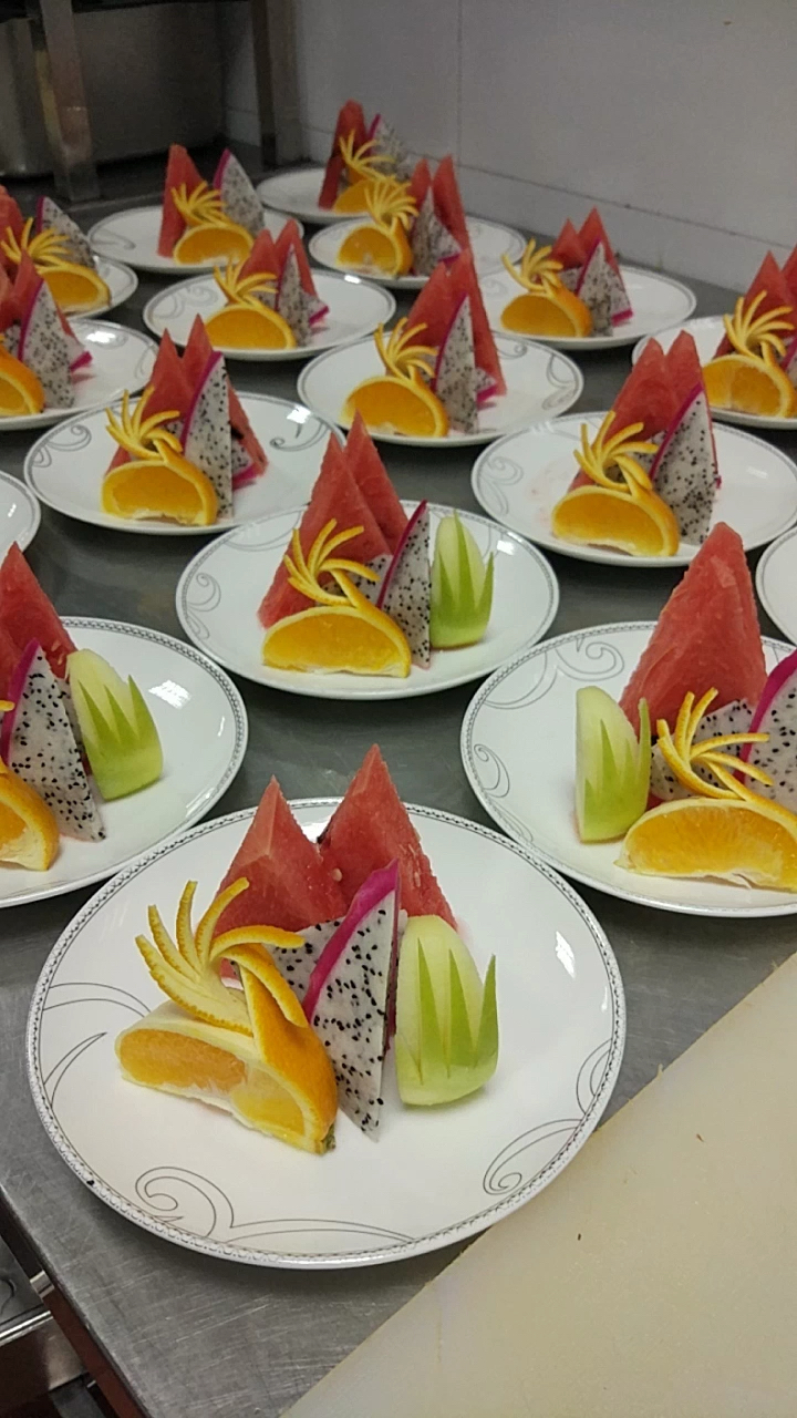 #美食#夏天到了,教大家做一个小型水果拼盘!