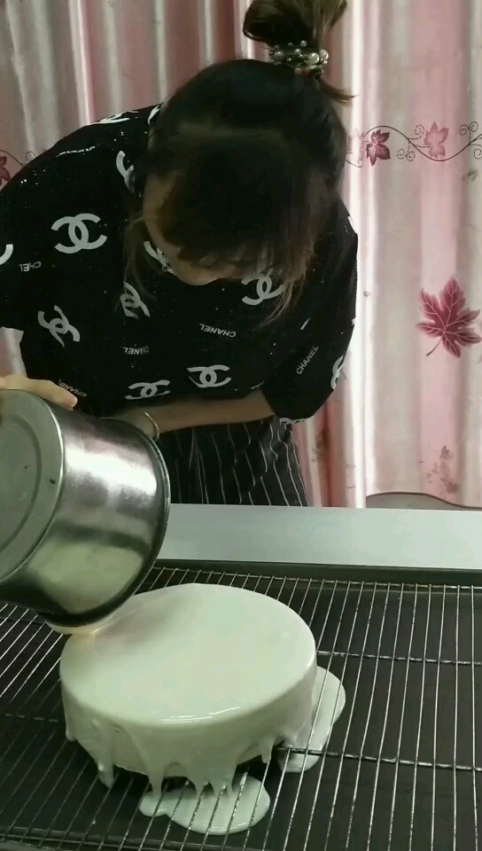 做好慕斯蛋糕一定要注意,慕斯中材料的比例,和淡奶油的打发程度