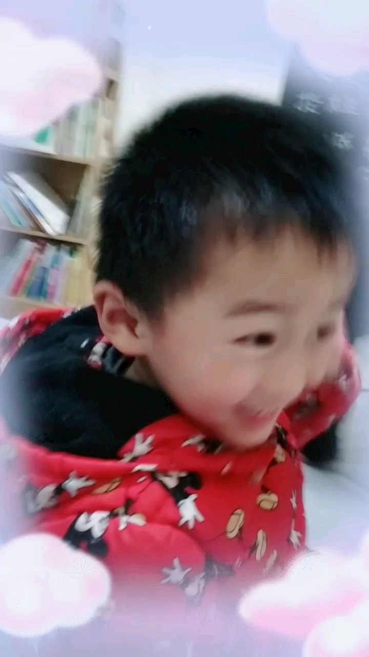 #隔离病毒不隔离爱#偷拍两个小宝背蛋炒饭#儿童#开心##