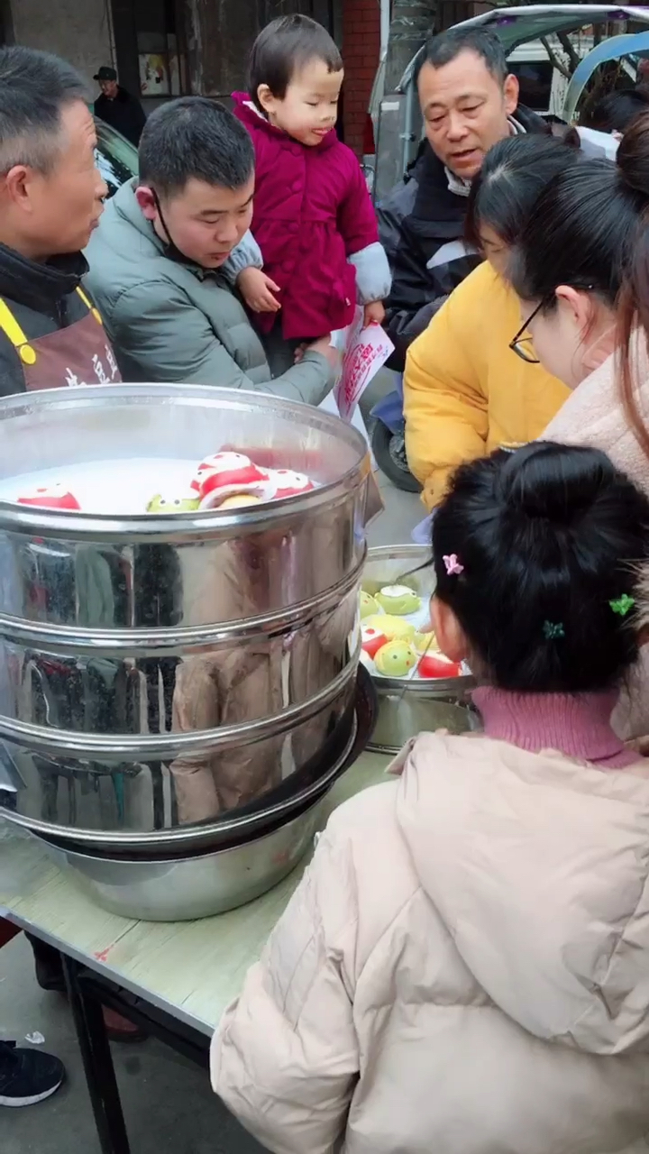 摆摊疯抢的卡通包