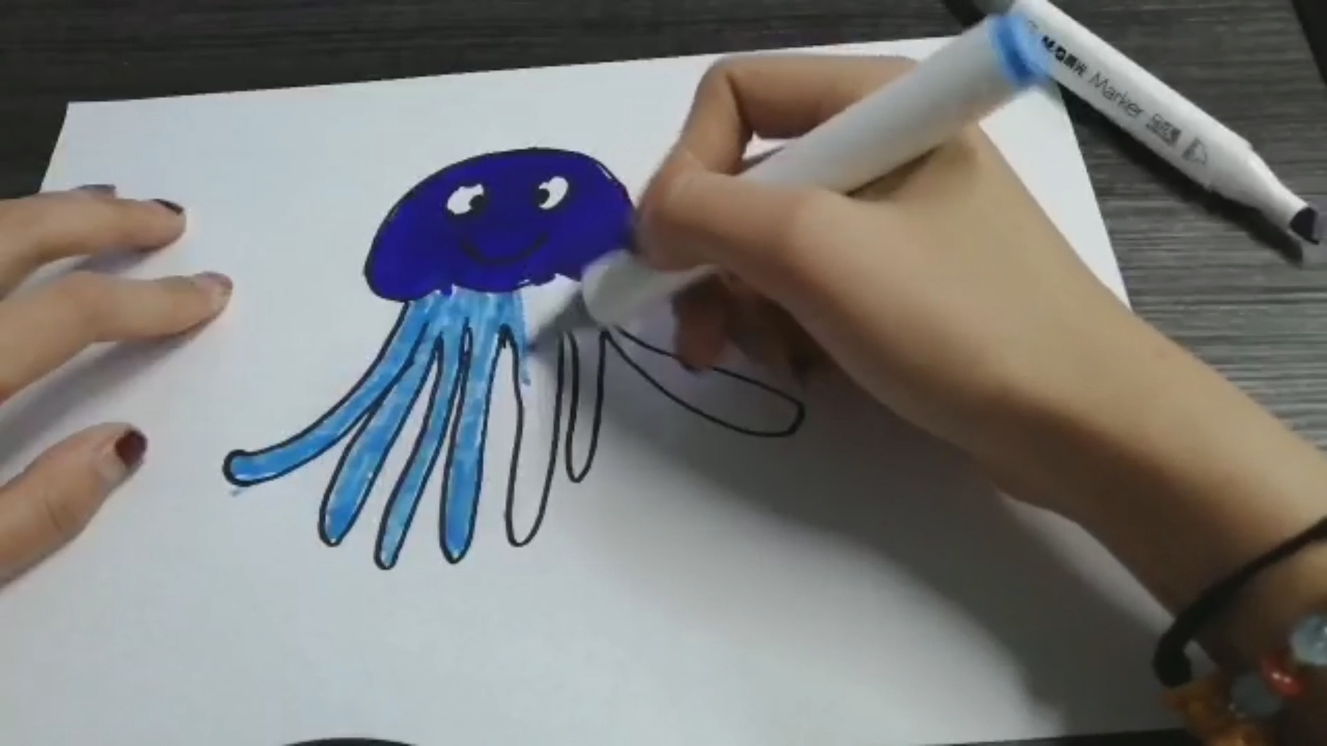 和我一起学画画,今天我们来画一只可爱的小章鱼,快来试一试吧!