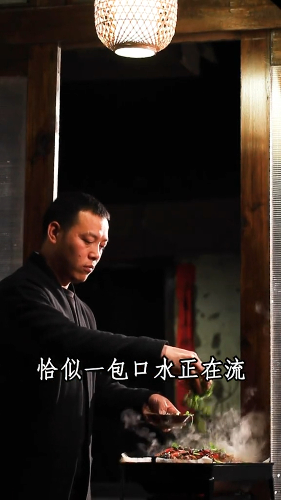 椿芽烤鱼腌制方法:准备2.5斤草鱼或鲤鱼一条,鱼大很柴,背部开刀加洋葱