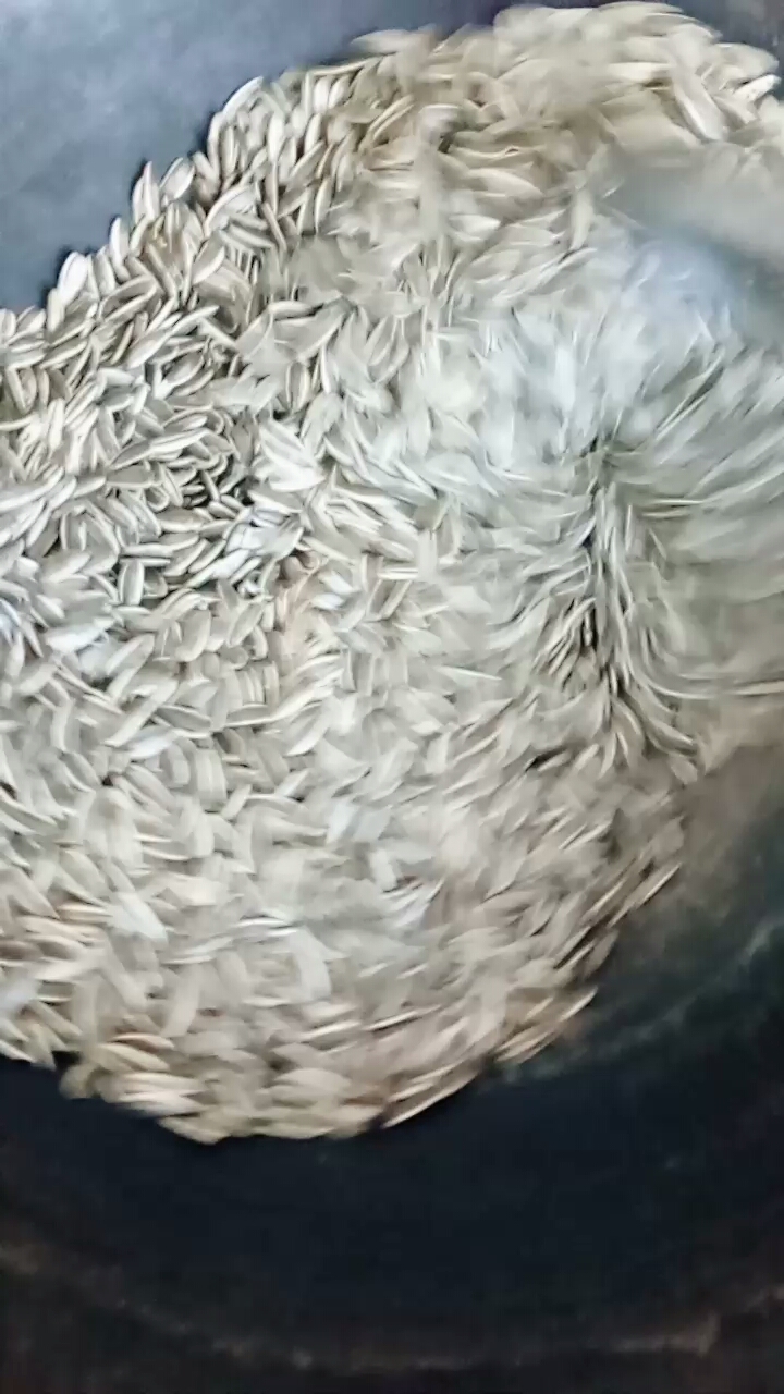 铁锅炒出美味瓜子