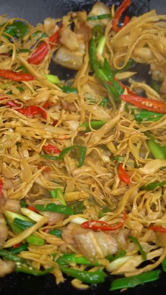 #家乡特色美食#回锅肉炒笋尖就是这么简单,脆脆的,非常的下饭,太好吃了