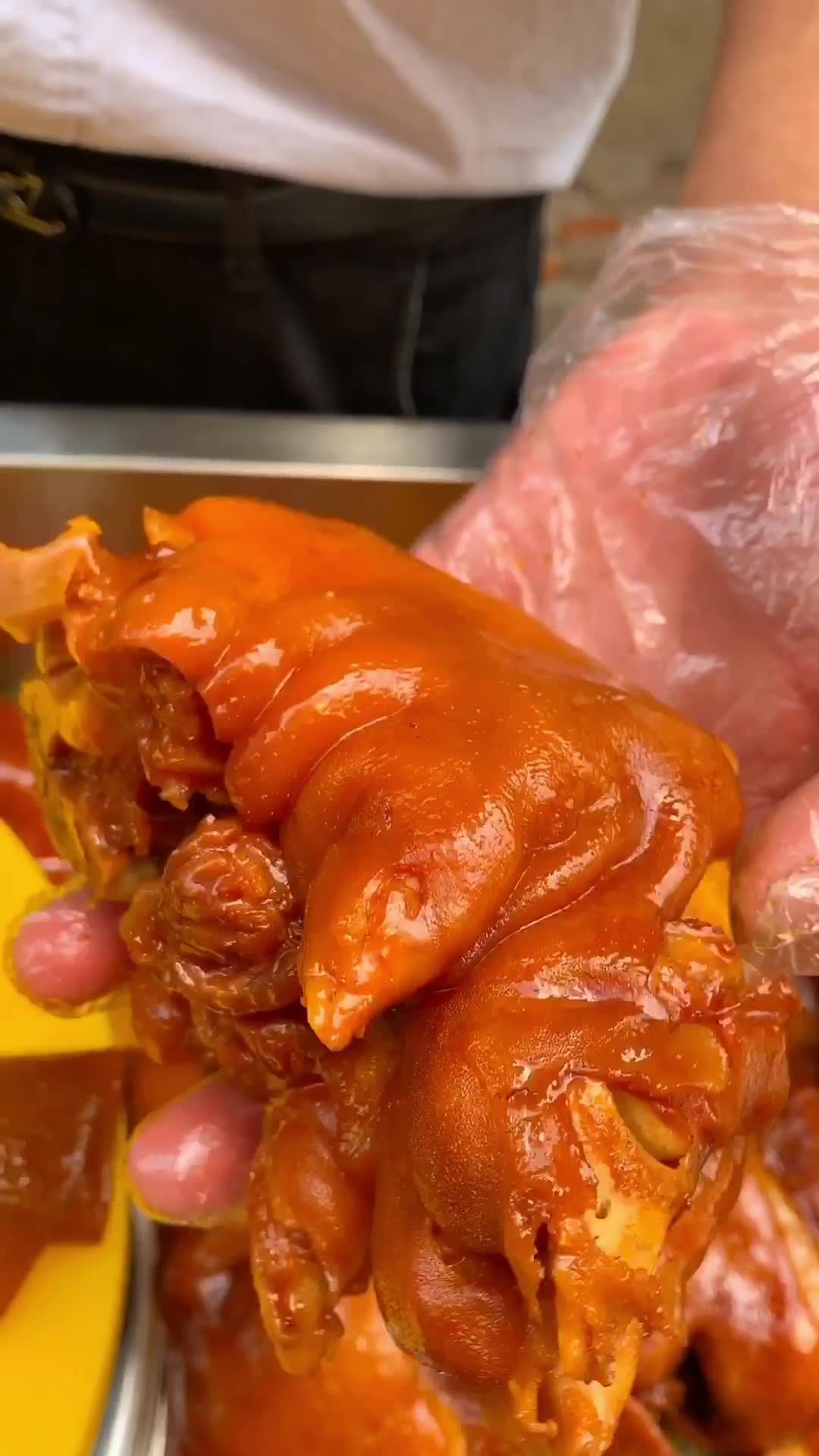 猪头肉配料清单鲜鸡油,鱼露,红润老卤,冰糖,盐,味精,鸡精,料酒,麦芽糖,白酒,麦芽酚,秘