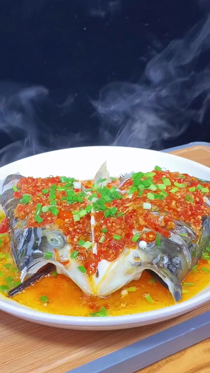 #轻知计划#做剁椒鱼头千万别直接上锅蒸,少做这两步,难怪不入味还特腥