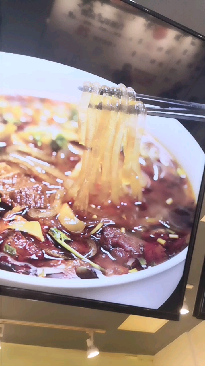 网红小吃又卷烧饼和酸辣粉