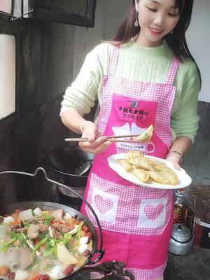 风流女人漏胸漏背漏大腿,许多男人会赞美。我这样做饭洗衣,做家务,平凡的女子。不知在男士心中
