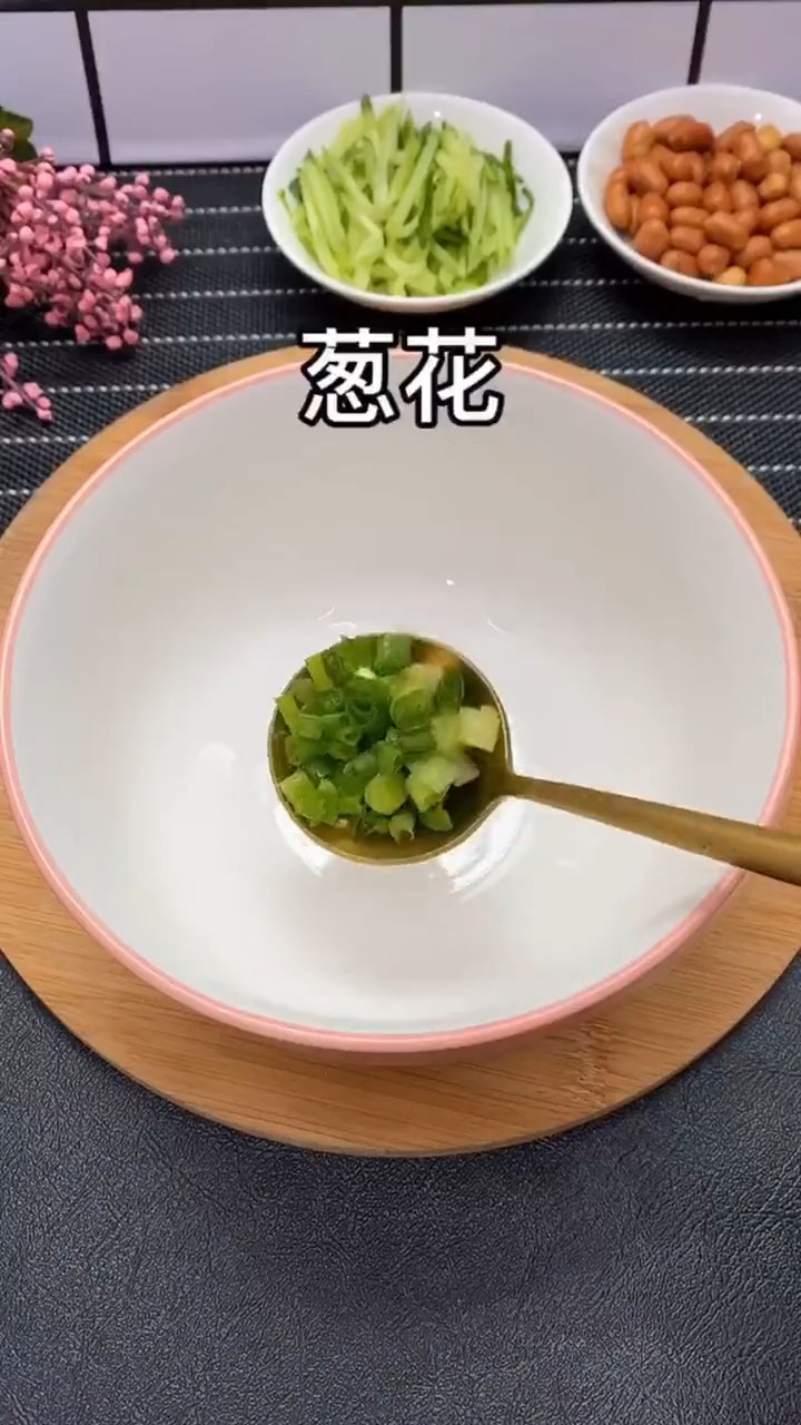 #2020春节家庭娱乐#你知道凉拌面怎么做才好吃吗很多人第一步就做错了。