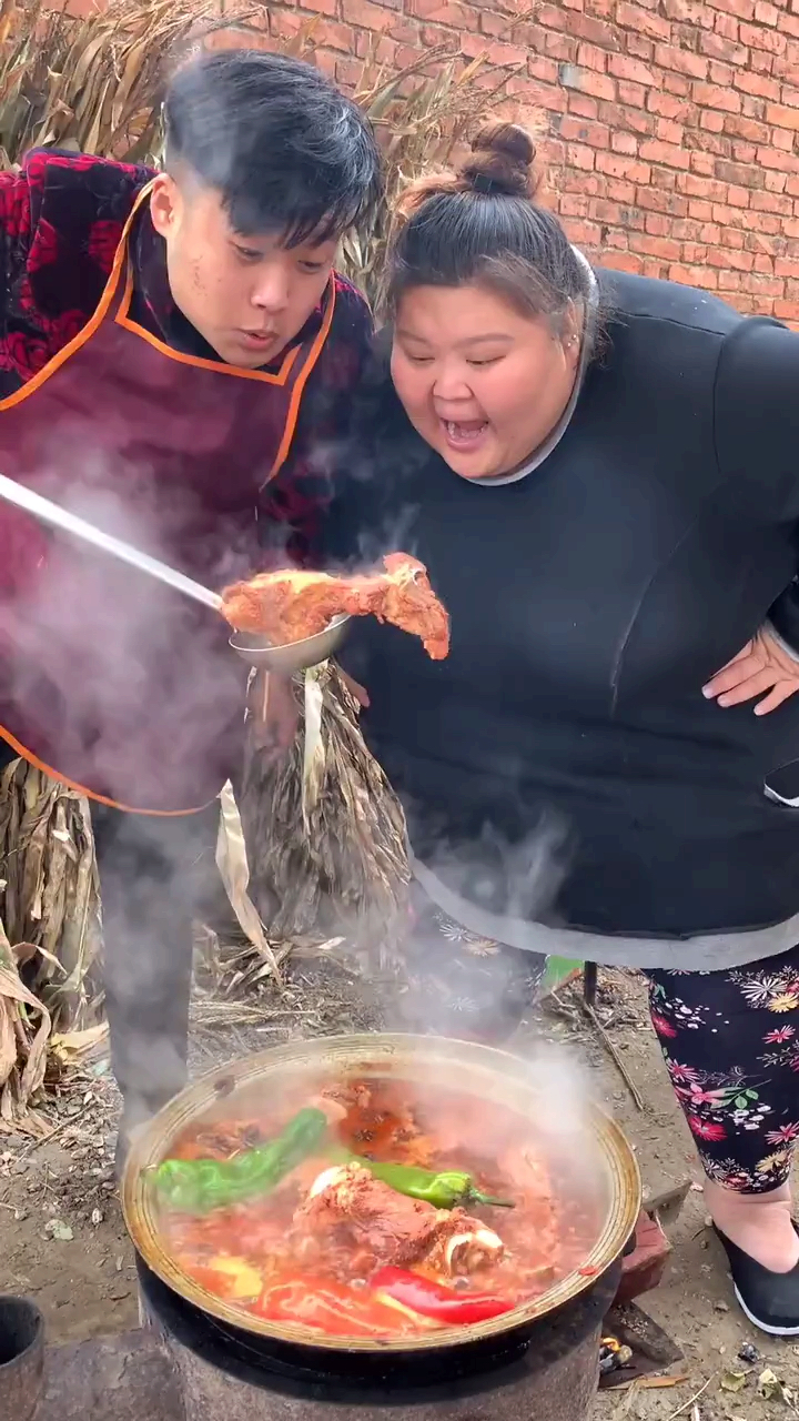 #搞笑段子剧#美丽想吃肉肉老公做的红烧大骨肉让她太爱了