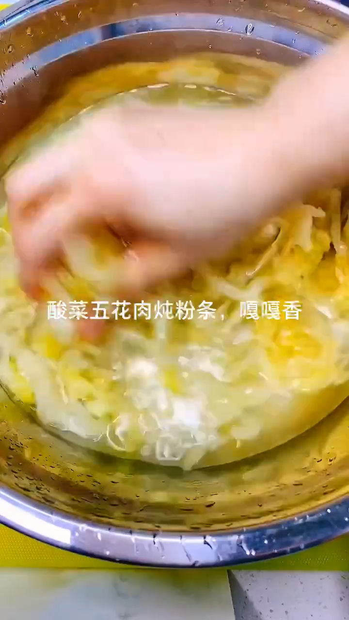 酸菜炖粉条五花肉的做法。