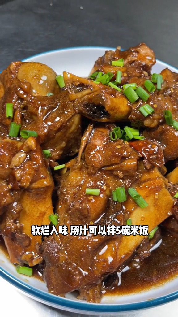 #轻知计划#很多人都喜欢吃酱骨头,都不知道怎么做的,二厨把店里一道特色酱大骨分享给大家。