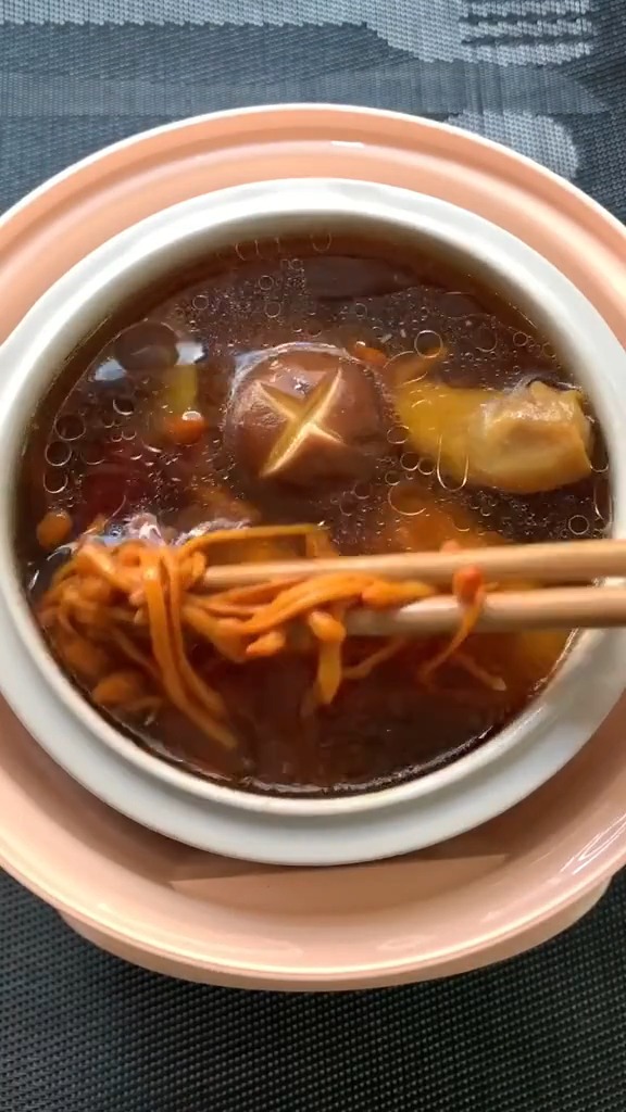 每天下班回家,都有暖粒粒的鸡汤喝,开心这是“虫草花炖鸡”