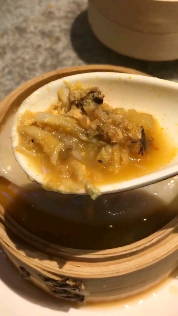 #舌尖上的旅行#一笼一个的蟹黄汤包,让人直流口水。