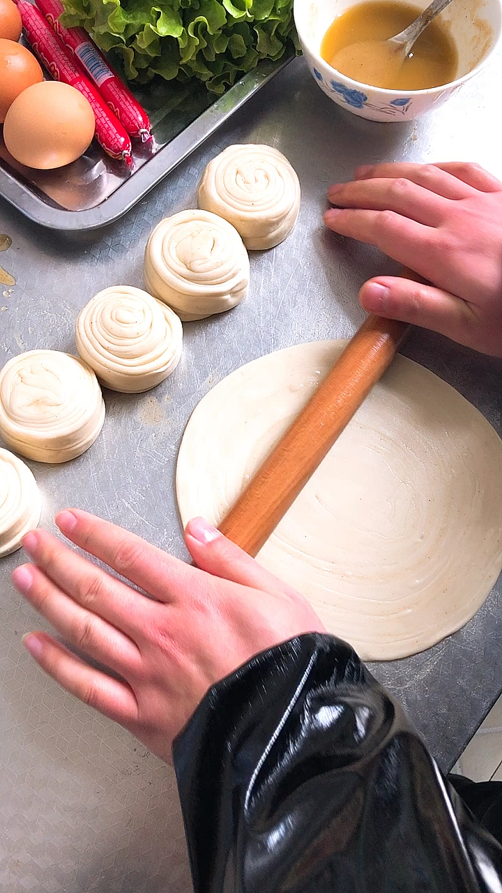 #台湾手抓饼#台湾手抓饼，面粉500克。开水100凉水200克，盐5克和成面团醒至20分钟