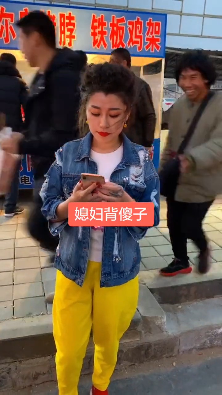 #明星娱乐#街头玩耍的女子,竟被傻子调戏,路人都看不下去!