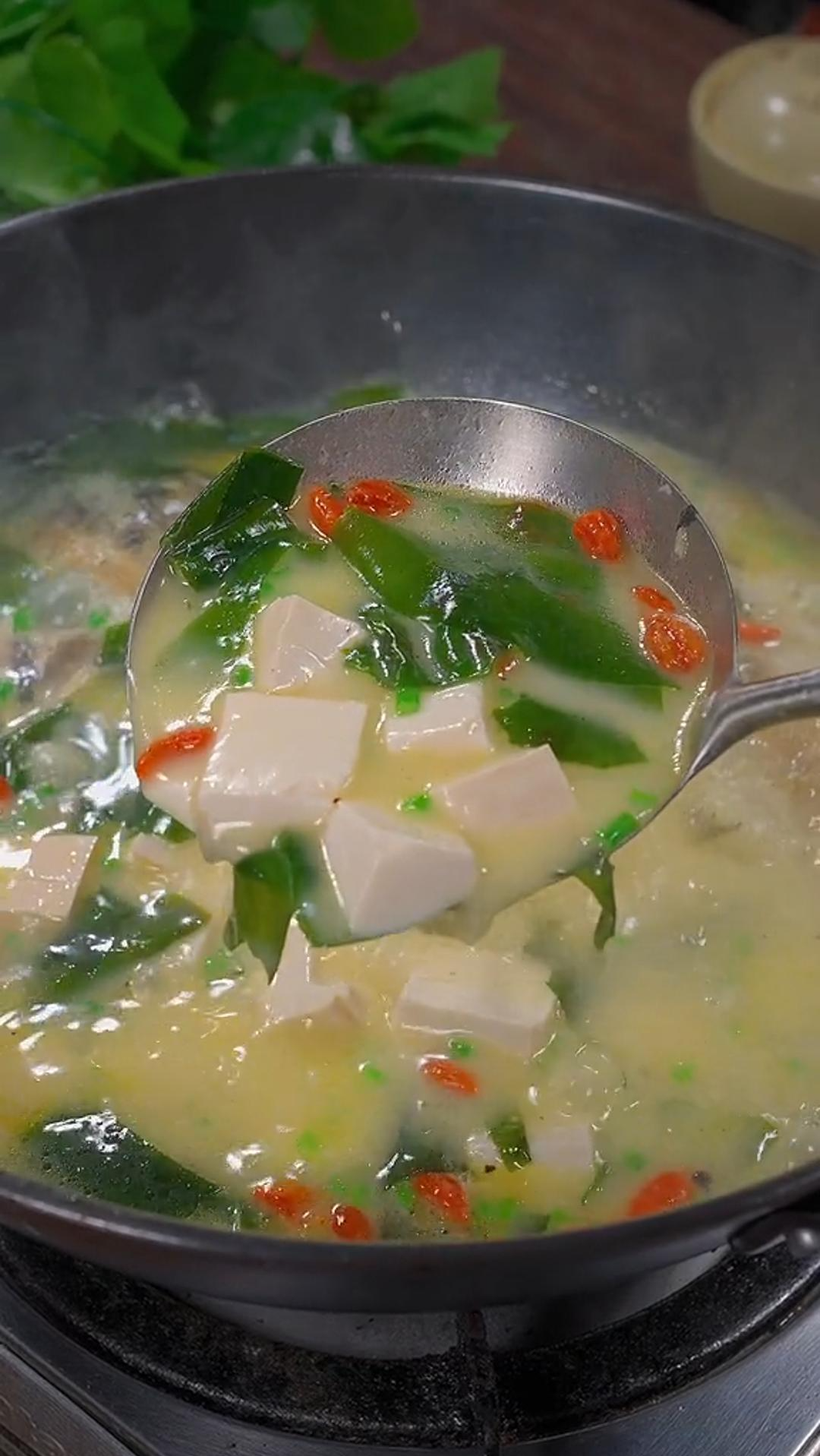 #美食#黄丫头配上裙带菜,汤鲜味美