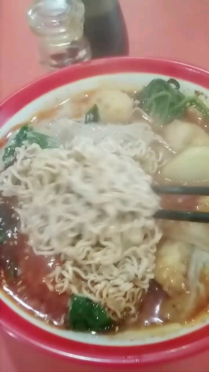 吃麻辣烫