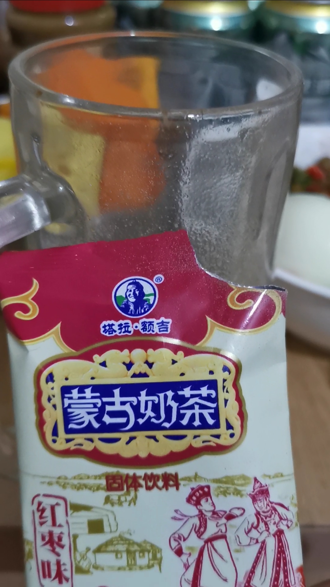 #美食#饭后一杯蒙古奶茶,一个桃,几粒葡萄!
