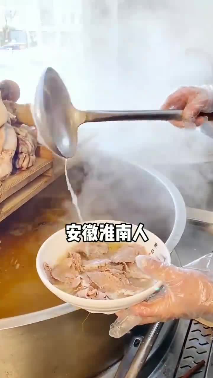 #好看山东#为了喝上老家的淮南牛肉汤老板专门从老家请来师傅开了这家店牛肉汤和油酥饼绝配干饭