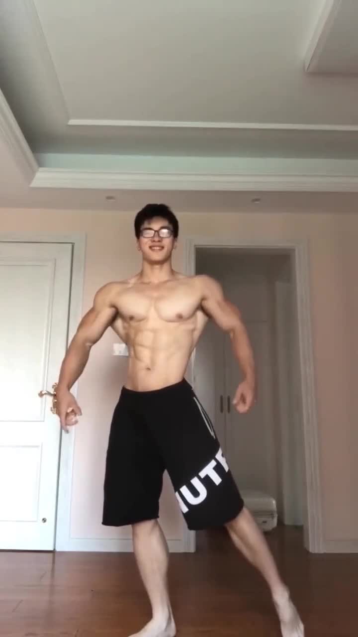 肌肉男:眼镜哥展示健美动作这肌肉线条练得真牛!