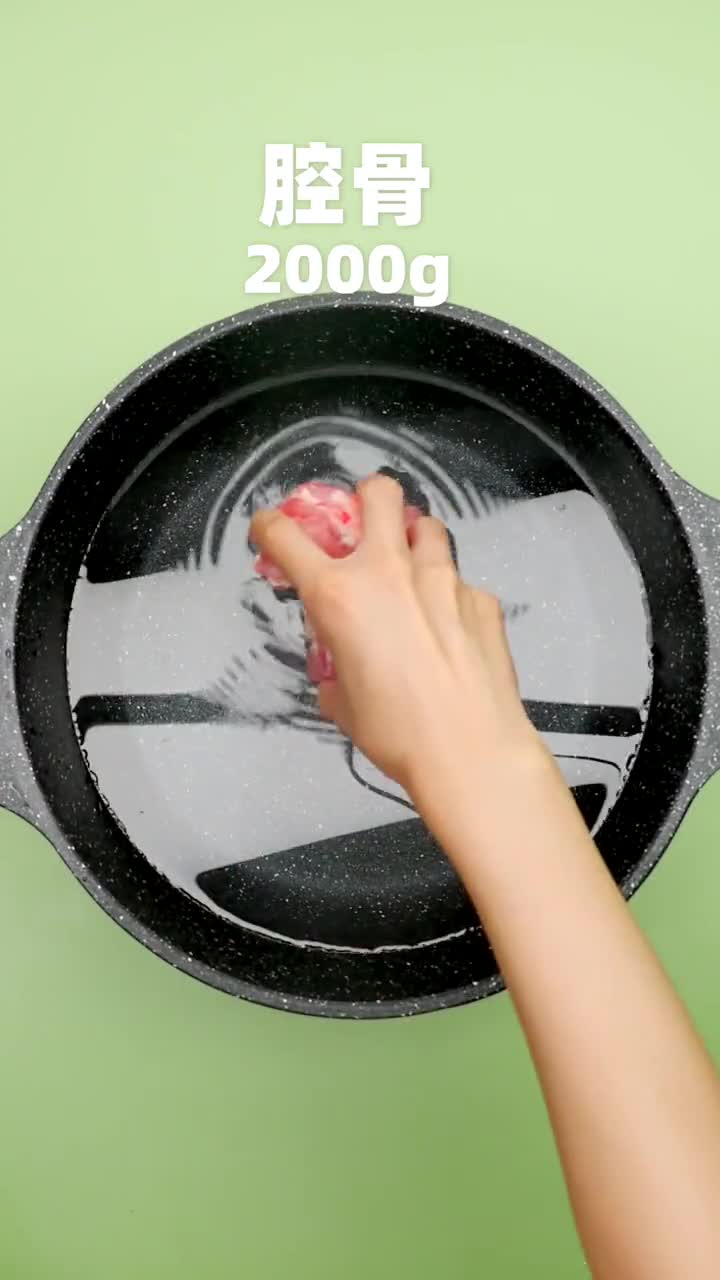 用电压力锅炖骨头汤简直省时又美味～白菜豆腐炖腔骨,有妈妈的味道