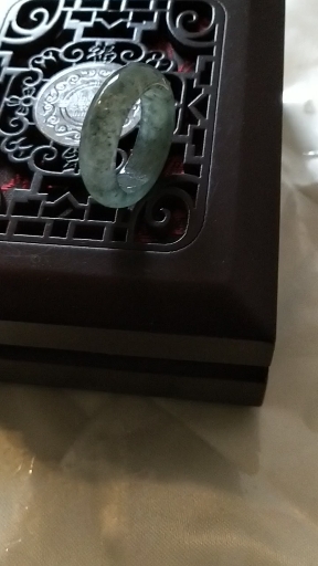 缅甸翡翠A货,带色飘乌鸡指环,冰润无纹裂,圈口19-宽6.8厚3.8,也小小百。