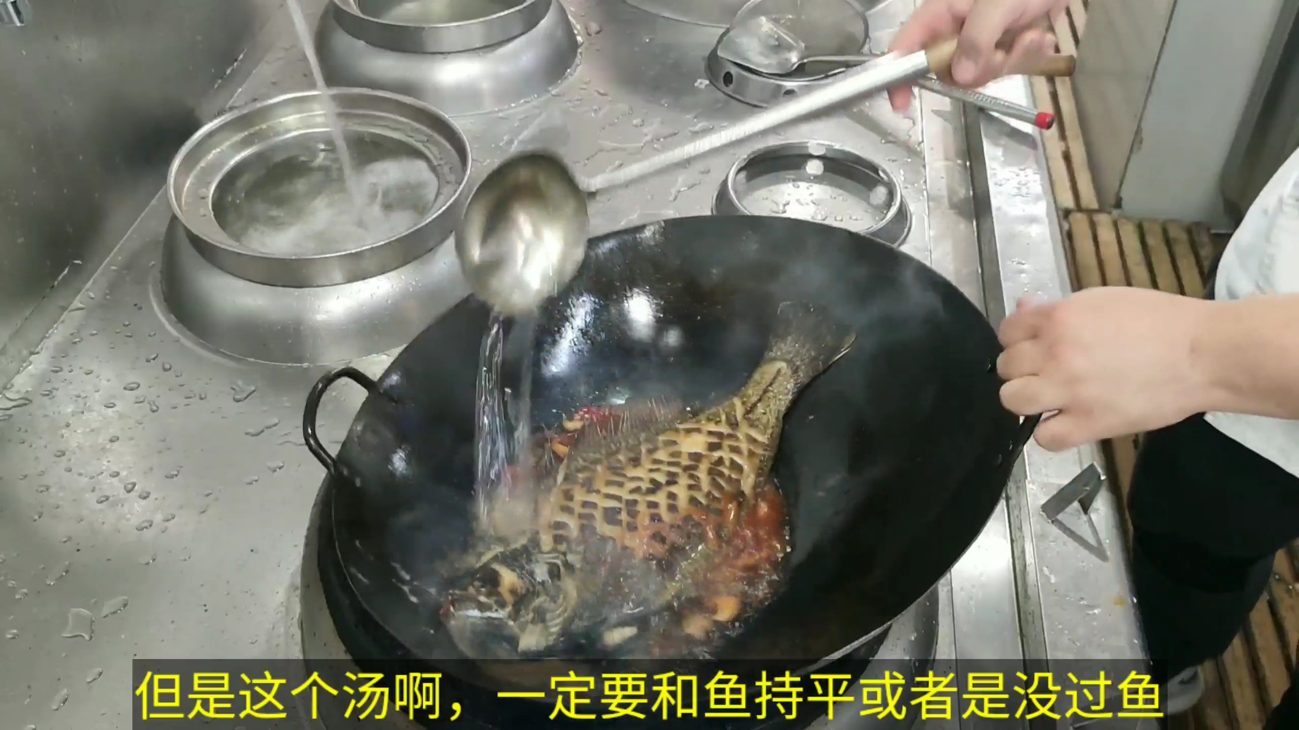 #干烧鱼#海边农家院招牌菜干烧鸦片鱼,客人需提前预定,看看大厨是咋做的