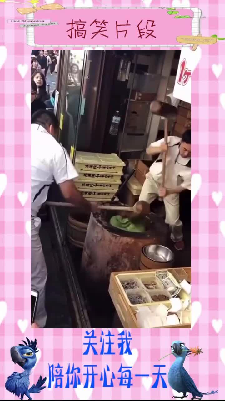 日本奈良街头超有人气的传统打年糕活动……-小视频#搞笑视频#