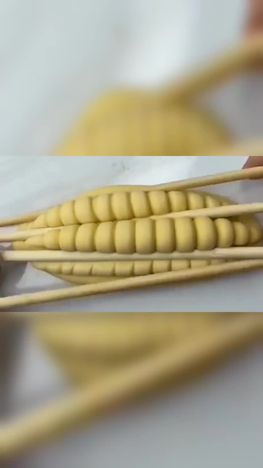 这种做法是婆婆教我的,宝宝很爱吃,简单的玉米面包你学会了吗?