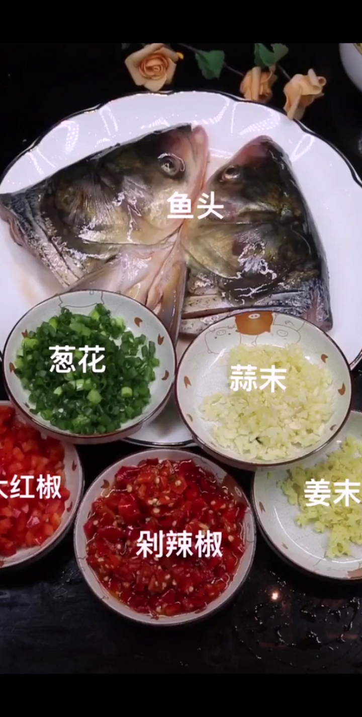 #过年你家吃什么#年夜饭之剁椒鱼头,辣辣的红剁椒,寓意着红红火火,冒着热腾腾香气……