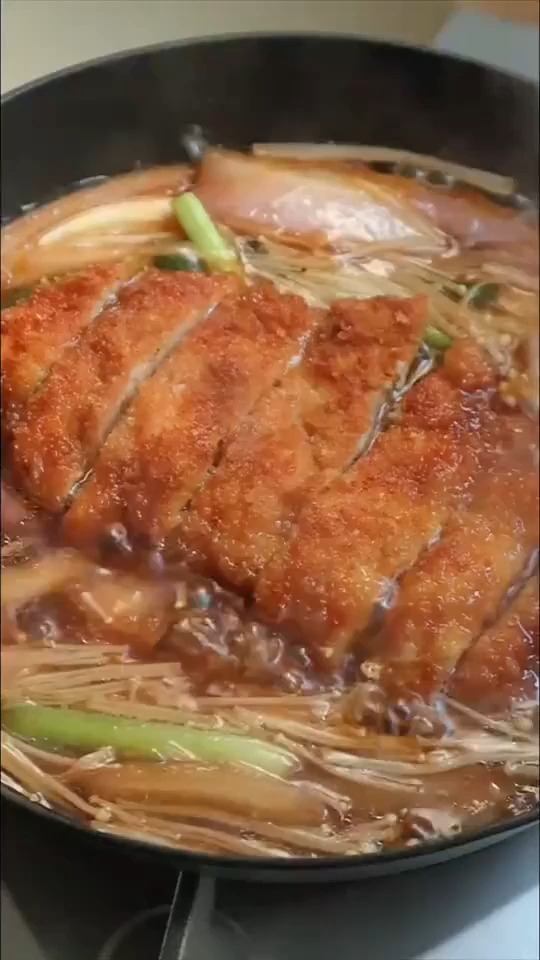 鸡排和鸡蛋在一起就能做出好吃的盖饭,赶快试试