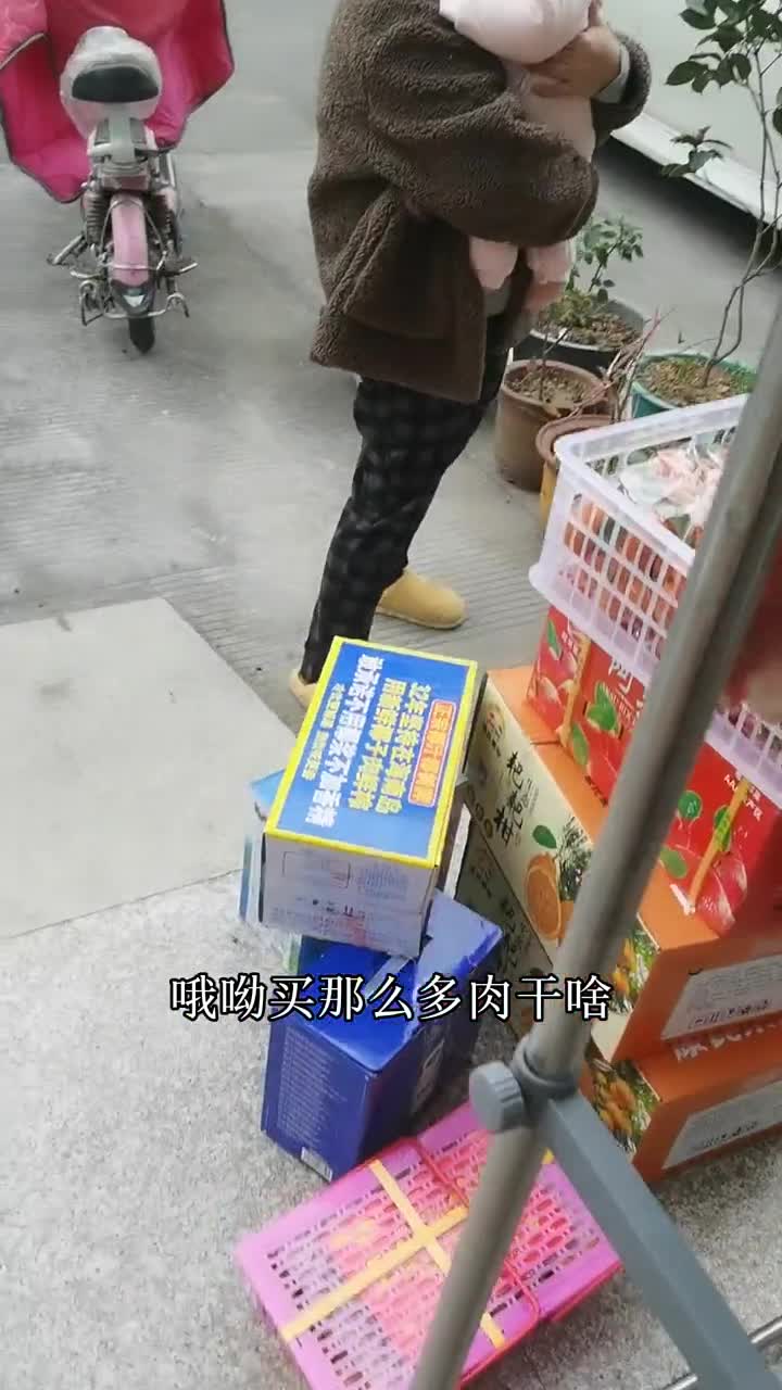 老妈六点就起来准备年货让我给我丈母娘送去,妈妈办事别多话,不然她会让你知道什么叫做言传身教